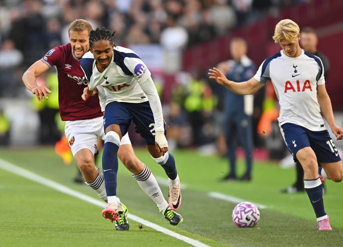 阿斯：巴萨本赛季球场外事务增多，弗里克比上赛季更加情绪化（阿斯：巴萨本季场外事务激增，弗里克较上季情绪起伏更大）