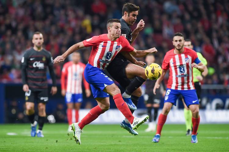 躺着进球，热那亚前锋科隆博在倒地情况下一脚完成破门（倒地卧射破门，热那亚前锋科隆博一脚建功）