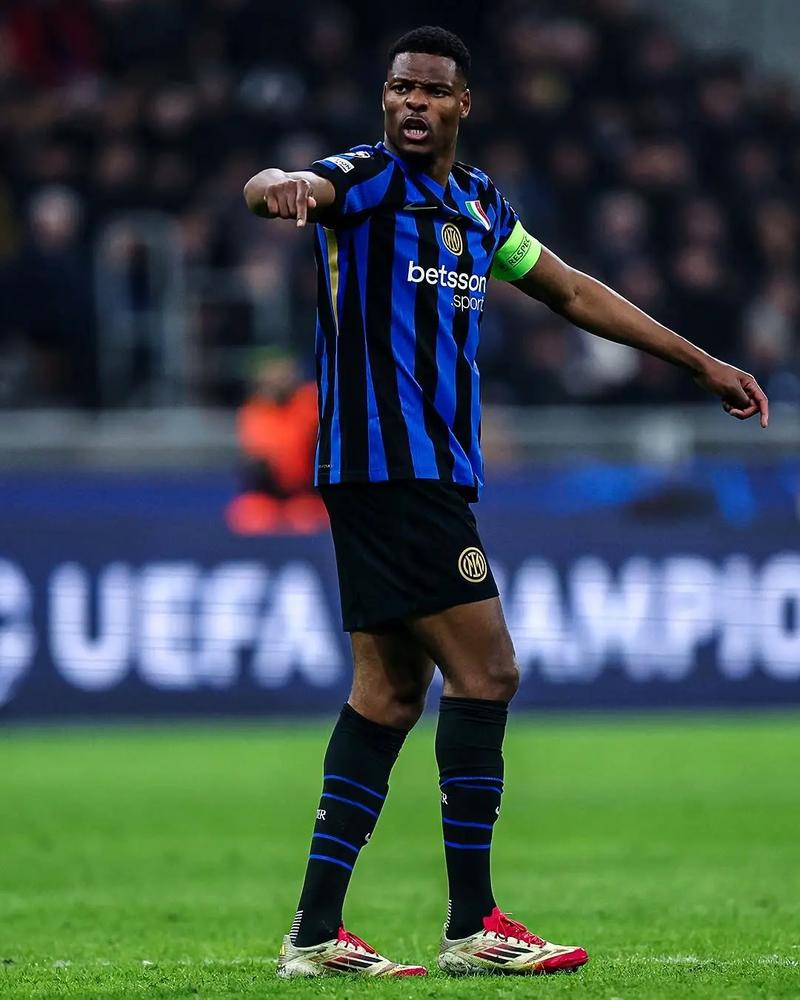 拜仁官方：格纳布里因膝盖不适，缺席本轮德甲拜仁对阵弗赖堡（拜仁通报：格纳布里膝部不适，将无缘本轮对阵弗赖堡的德甲比赛）