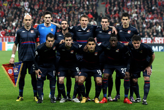 身背两黄，德容与卡萨多在欧冠再吃黄牌就要停赛（德容与卡萨多两黄在身 欧冠再染黄将被停赛）