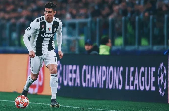 U22国家队走进成都实验小学西区分校，黄博文、于大宝等人与师生互动（U22国家队走访成都实验小学西区分校，黄博文、于大宝等人与师生开展互动交流）