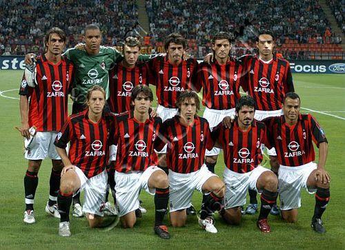 在与新西兰女足的友谊赛中，克尔受邀在一位球迷的孕肚上签名（友谊赛对阵新西兰女足，克尔受邀为球迷孕肚签名）