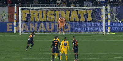 当年巴萨的训练课，疯狂过人进球的梅西！（巴萨旧日训练场，梅西连过数人疯狂破门）