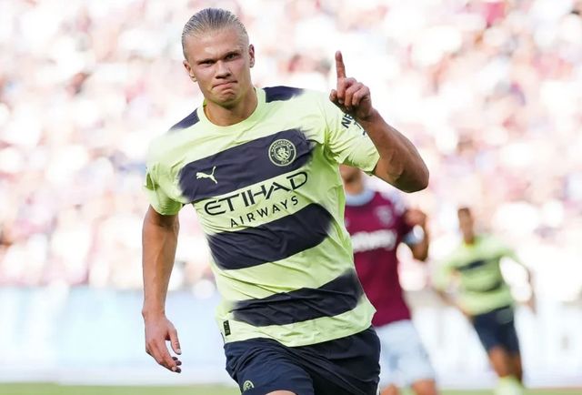 前锋关键进球锁定胜局（前锋破门奠定胜局）