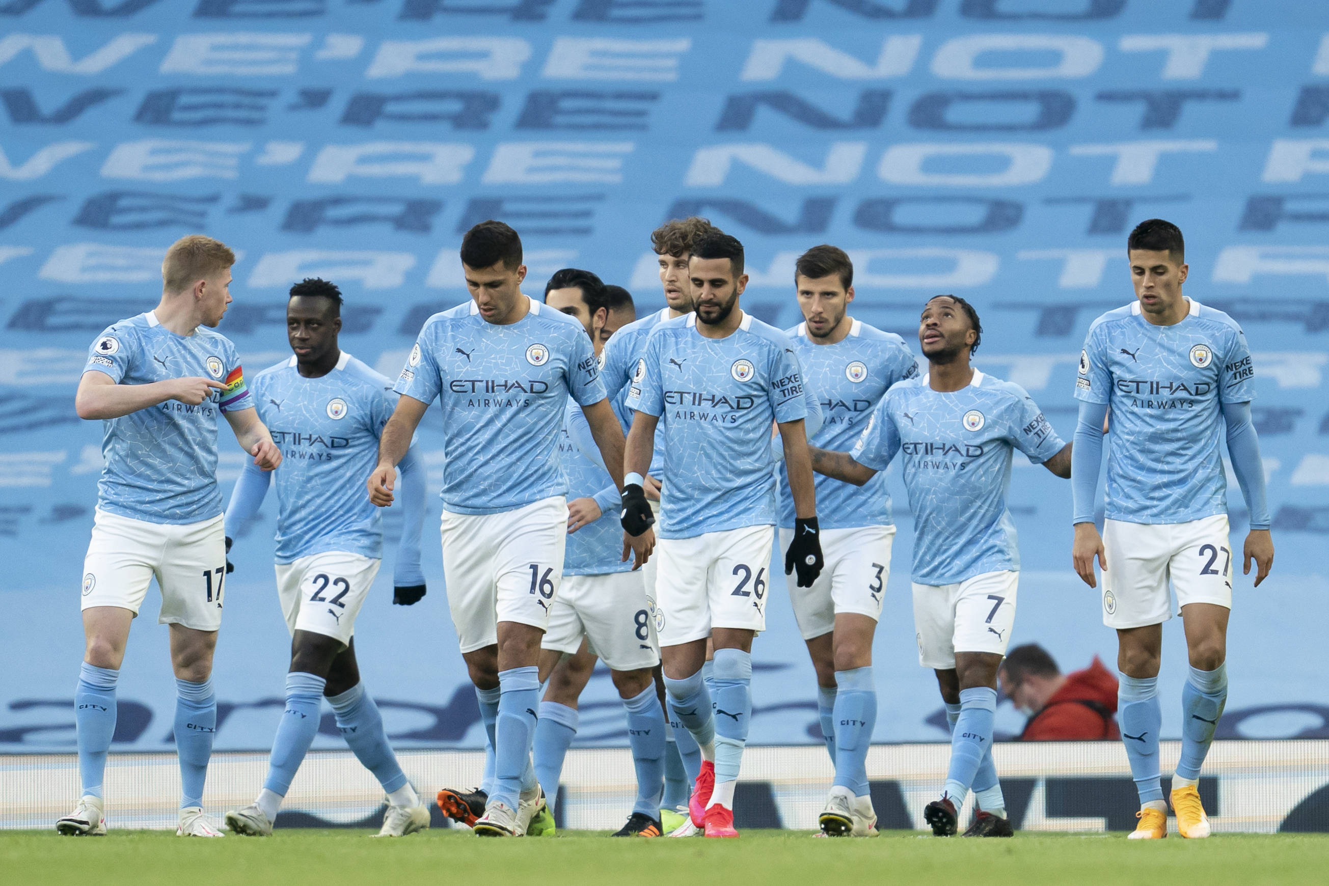 巧妙化解尴尬！曼城5-4富勒姆赛后，瓜迪奥拉用段子代替指责（笑谈取代苛责：曼城5-4富勒姆后，瓜迪奥拉机智化解尴尬）