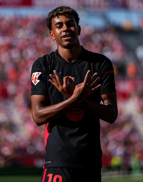 本世纪德甲戴帽次数前十：莱万领跑凯恩第三