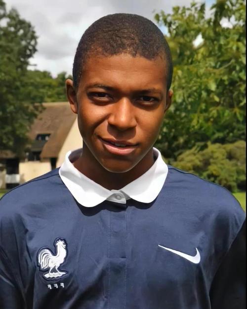 媒体人：杯赛的地板问题太大了，换地板无望应该撕掉所有地贴（媒体人称杯赛地板问题严重，更换无望应全部撕掉地贴）