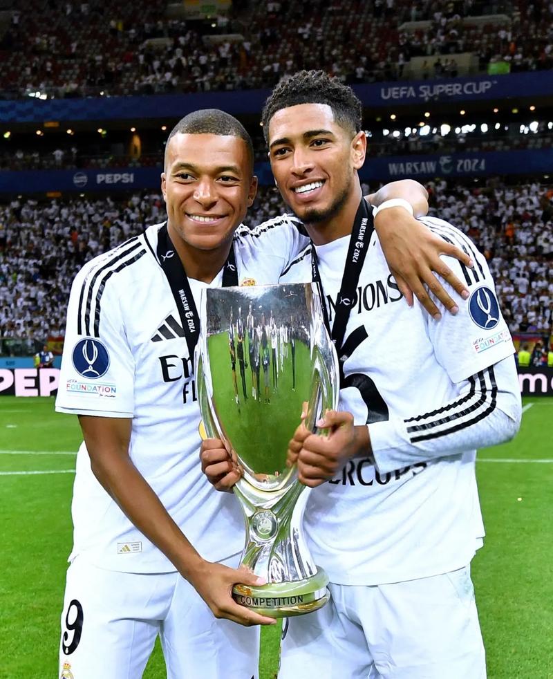 爱德华兹半场12分4失误，兰德尔10中5拿到14分（半场战报：爱德华兹12分4失误，兰德尔10投5中砍下14分）