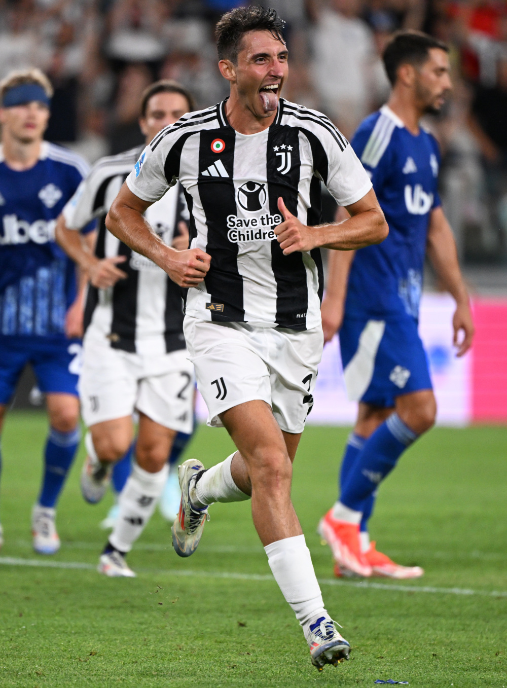 马科斯-阿隆索：祖父说迪斯蒂法诺比梅西出色，时代标准不同（马科斯-阿隆索：祖父称迪斯蒂法诺胜梅西，评判标准因时代而异）