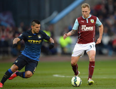 53岁齐达内上海街头踢毽子，与大妈迅速融入展现高球商风采（53岁齐达内现身上海街头踢毽子，与大妈打成一片尽显高球商）